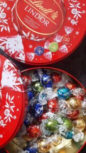 Lindt Lindor Assorted Chocolate Truffles, 900g jar, pack of two—perfect for sharing—chocolate balls with smooth, melt-in-your-mouth filling。